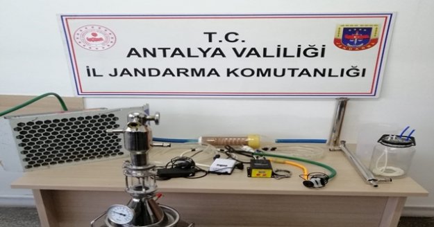 Evinde kurduğu alkol imalatı düzeneğini sosyal medyada paylaşınca yakalandı