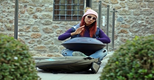 İran’da çalamadığı enstrümanla Antalya sokaklarında harçlığını topluyor