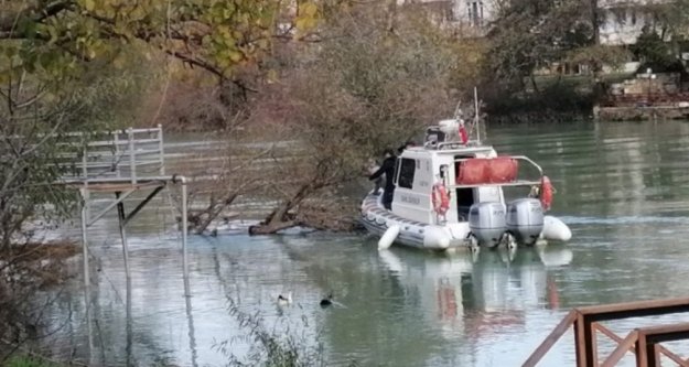 Irmakta ağaca takılı ceset bulundu