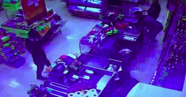 Kasiyer kıza poşeti fırlatıp, “5’e kadar sayacağım” dedi.