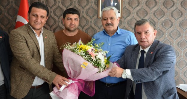 Muhtarlardan Böcek'e çiçekli teşekkür