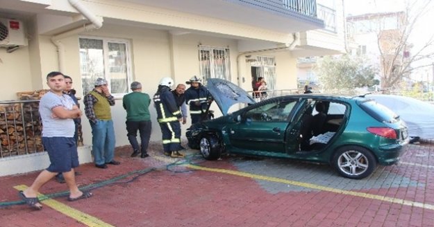Park halindeki otomobilde yangın çıktı