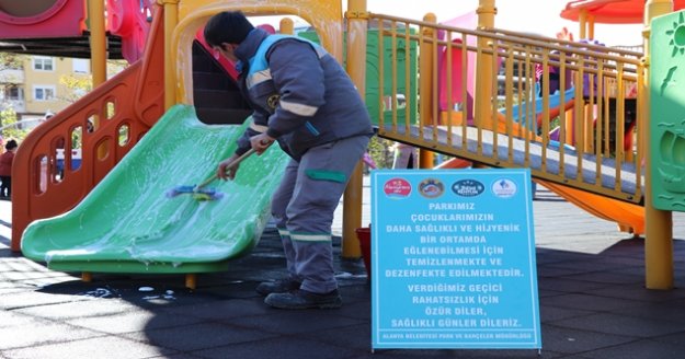 Alanya'da çocuk parklarında dezenfekte yapılıyor