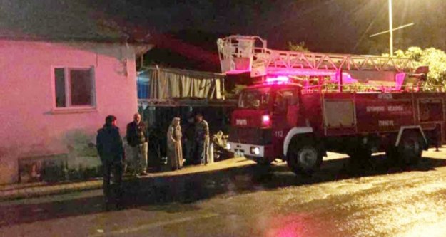 Alanya'da hortum evin çatısını uçurdu