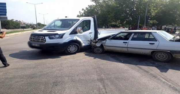 Alanya'da kamyonetle otomobil çarpıştı: 2 yaralı