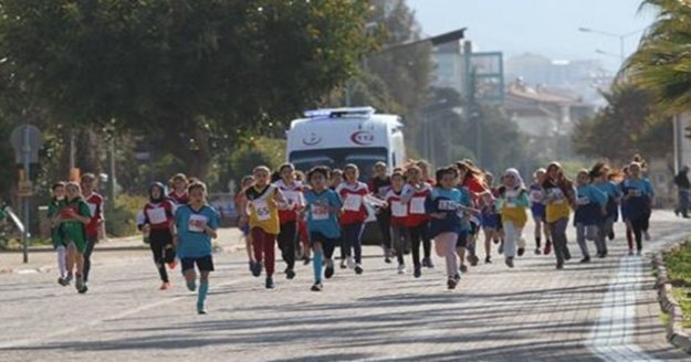 Alanya'da Okullararası Kros yarışı yapıldı