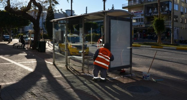 Alanya'da otobüs durakları temizlendi