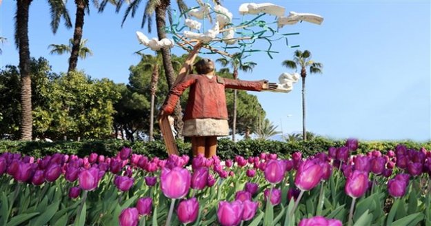 Alanya'da yeşil alanlar rengarenk