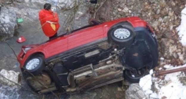 Alanya'nın yaylasında otomobil uçuruma yuvarlandı