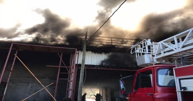 Alanya’da havalandırma atölyesi 1.5 saatte küle döndü