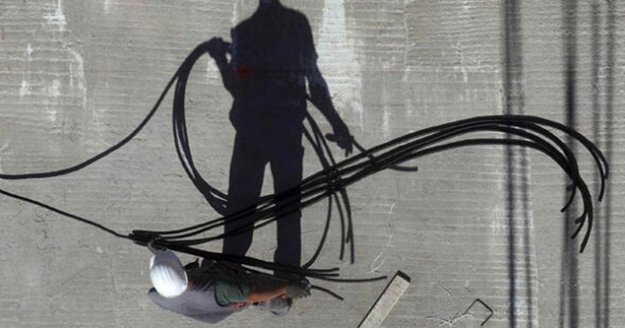 Alanya’da kongre merkezinin kablolarını çalan 2 hırsız yakalandı