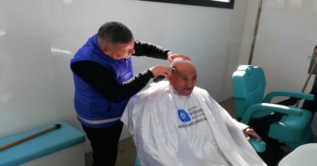 Alanya’da mesai yapan Mobil Kuaför yüzlerce kişiyle buluştu