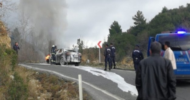 Alanya’da otomobil seyir halinde alev topuna döndü!