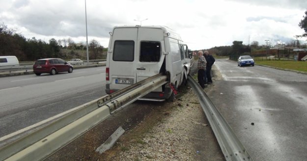 Antalya-Alanya yolunda  çelik bariyer minibüse ok gibi saplandı