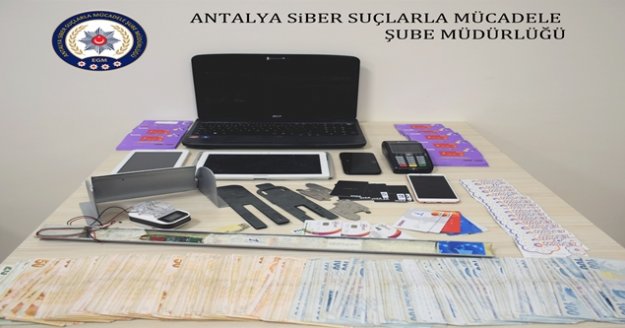ATM dolandırıcıları düzeneği sökmek isterken polise yakalandı