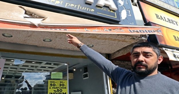 Binadan kopan beton parçanın altında kalmaktan saniyelerle kurtuldu