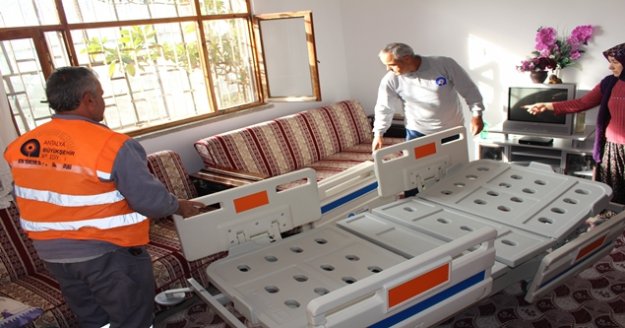 Büyükşehirden 11 hastaya daha hasta yatağı yardımı