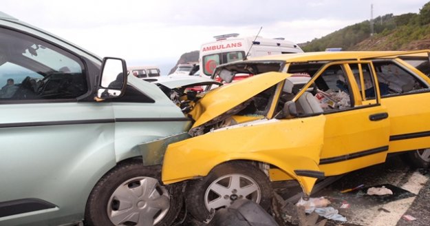 Gazipaşa'da kaygan yolda kafa kafaya çarpıştılar: 5 yaralı