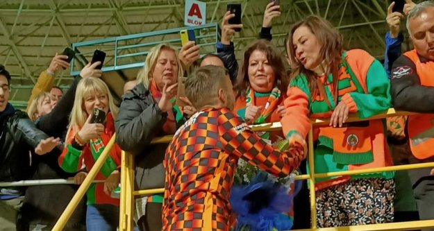 Norveçli taraftarlardan Linnes'e çiçek jesti