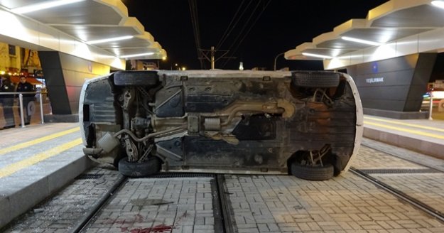 Otomobil tramvay durağına daldı: 2 yaralı