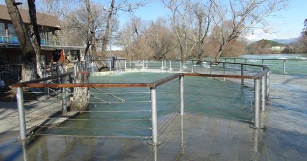 Su seviyesi yükseldi, tesisler su altında kaldı