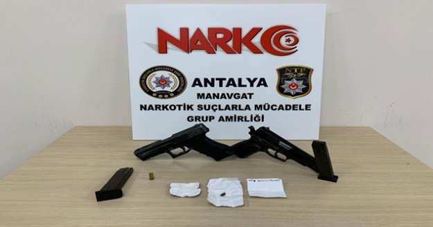 Şüpheli araçta silah ve uyuşturucu ele geçirildi