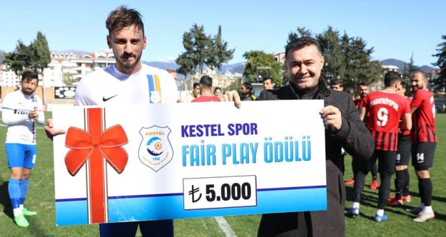 Yücel, Türkiye'nin konuştuğu Mehmet'i ödüllendirdi