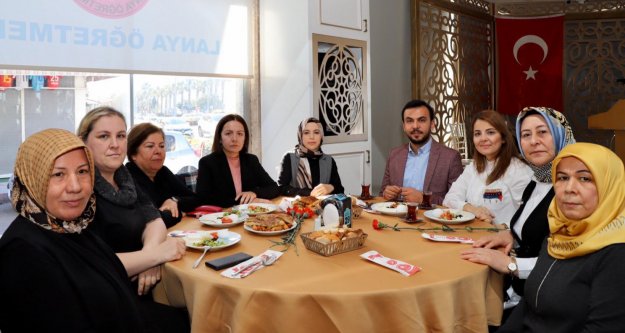 Ak Parti Kadın Kolları'ndan kadınlara özel kahvaltı