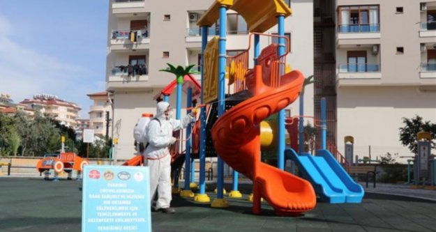 Alanya Belediyesi çocuk parklarını dezenfekte ediyor