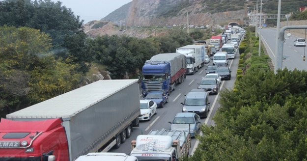 Alanya'da korona virüs uygulamasında  araç kuyruğu