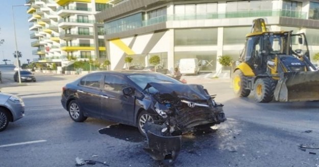 Alanya'da otomobil hurdaya döndü!