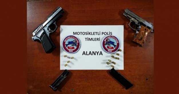 Alanya'da polis yaptığı uygulamada 2 silah ve çok sayıda mermi ele geçirdi
