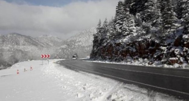 Alanya-Konya karayolu kar yağışına teslim