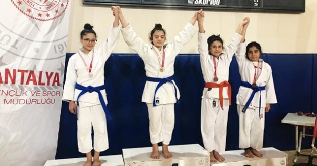 Alanyalı öğrenciler Antalya'da mindere çıktı