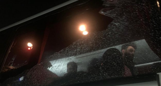 Alanyaspor taraftar otobüsleri taşlandı! Yaralılar var