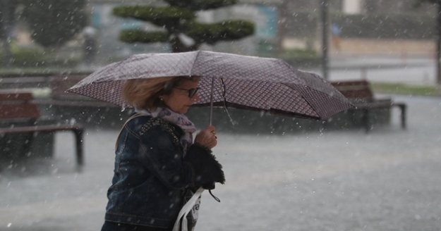 Antalya'da sağanak yağış