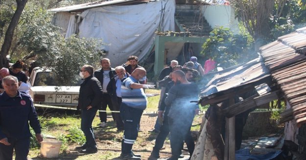 Bir kişinin hayatını kaybettiği yangında polis bir taraftan vatandaşların bir araya gelmemesi için uğraştı