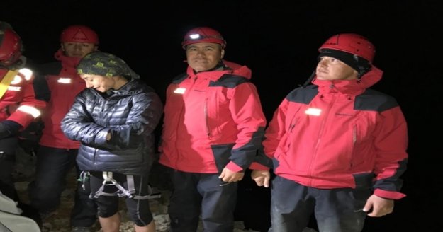 Dağda mahsur kalan kadını jandarma kurtardı