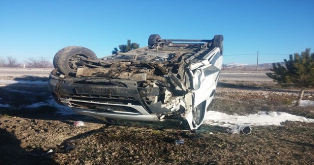 Kamyonet tarlaya uçtu: 2 yaralı