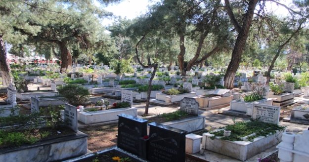 Mezarlıklarda korona virüs sessizliği