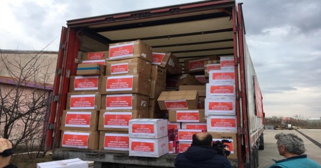 MHP Lideri Bahçeli’nin yardım tırları göçmenlere ulaştı