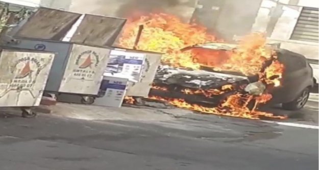 Park halindeki otomobil cayır cayır yandı