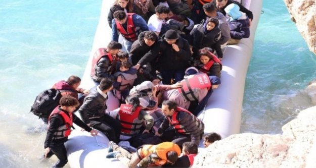 Türk sahil güvenlik botlarını gören Yunan botları, aldıkları göçmenlerin botunun anahtarını geri verdi