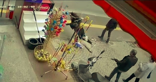 Yürürken zincire takılan genç kız hastanelik oldu