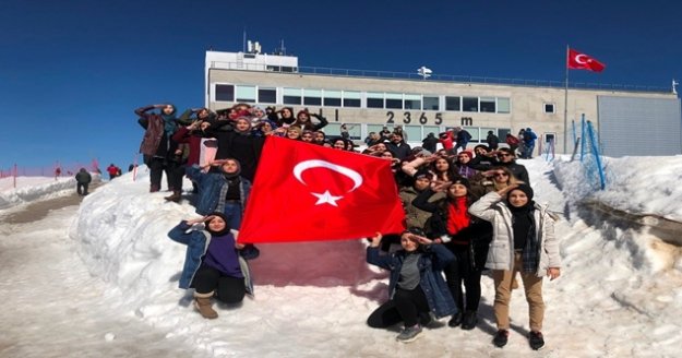 Zirvede Türk Bayrağı açıp, asker selamı verdiler