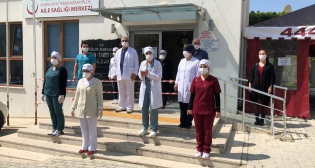 Alanya'da sağlık çalışanları Taşçıoğlu'nu andı