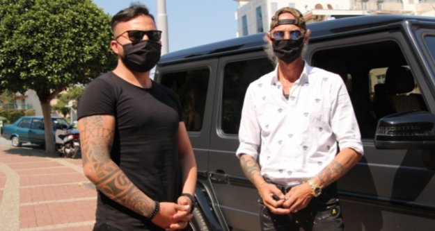 Alman hayırsever kapı kapı dolaşıp, ihtiyaç sahiplerine para dağıttı