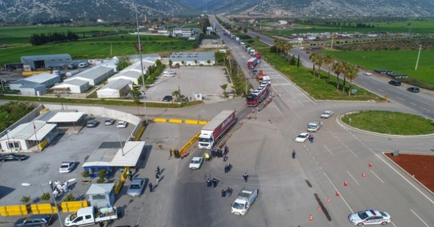 Antalya girişinden 2 bin 809 kişi geri gönderildi