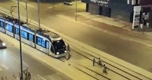 Antalya’da çocukların tramvayla ölüm oyunu