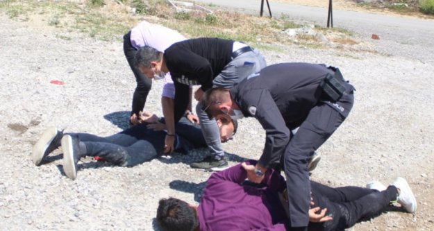 İki genç ceza yememek için ortalığı birbirine kattı